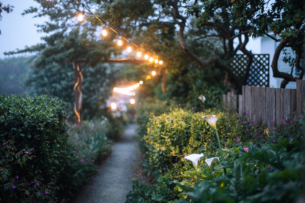 Как да декорираме градината си с подходящо осветление?