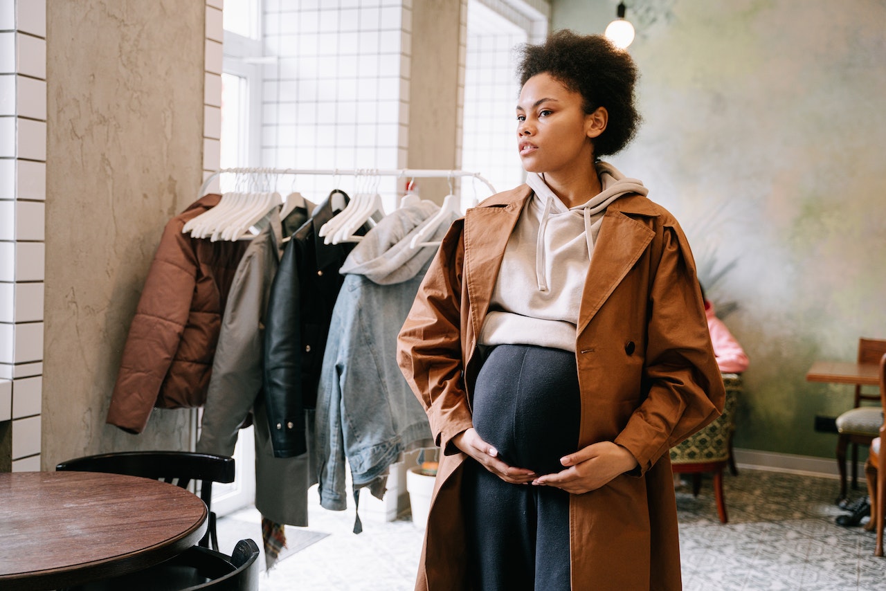 Якета за Бременни: Стил и Удобство по Време на Бременност